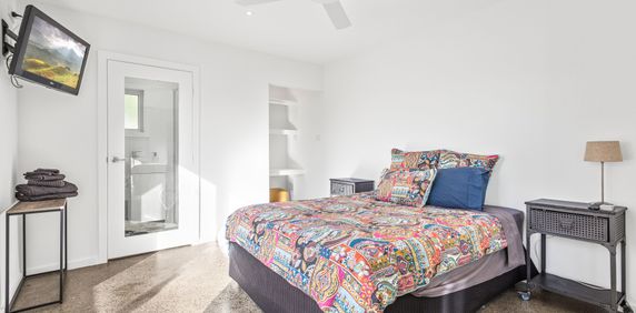 CHIC & UNIQUE BOUTIQUE STUDIO APARTMENT - Photo 2