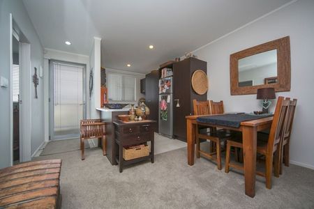 Entire 2 Bedroom Apartment – Central Onehunga - Photo 4