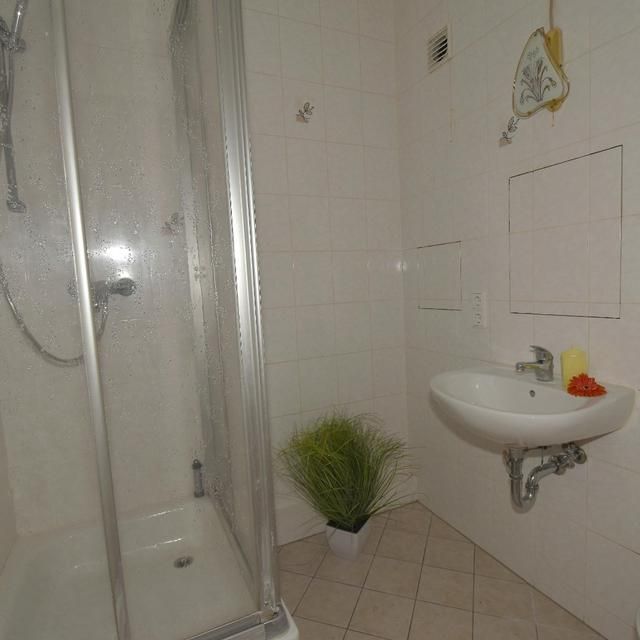 Im Zentrum von HOT! 1-Raum-Wohnung mit Balkon und Dusche! - Photo 1