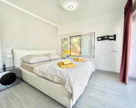 FOUR-BEDROOM VILLA – PILAR DE LA HORADADA - Photo 4