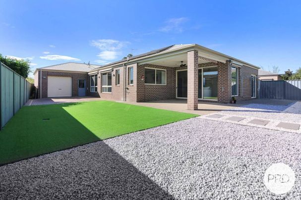 QUALITY FAMILY HOME! FULLY FURNISHED WITH A POOL! - Photo 1