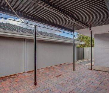 Charming 3x1 House in Ideal Location! - Photo 2