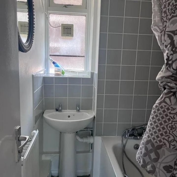 Room in a Shared Flat, London, SW4 - Photo 1