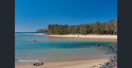 SPACIOUS TOWNHOUSE - Photo 2