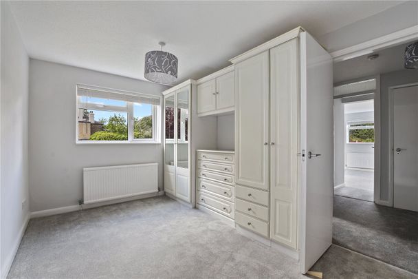 Valley Lodge, E11 - Photo 1