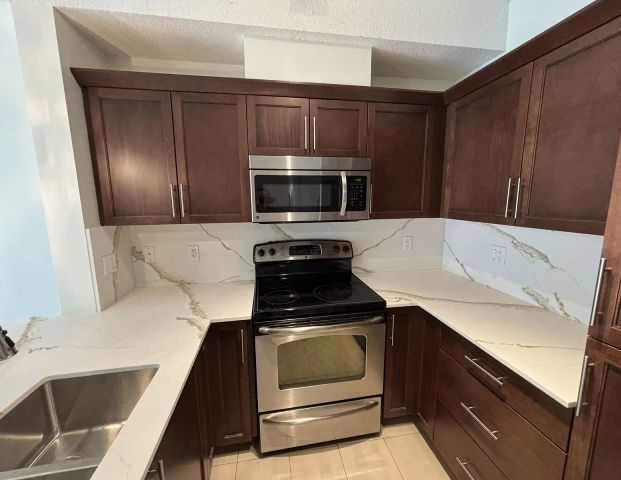 Renovated 1 bedroom in Royal Oak NW — 1 Bedroom Condo Unit - Photo 1
