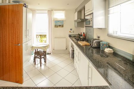 Elegant canalside townhouse in a private gated setting, offering refined living moments from Chichester city centre - Photo 5