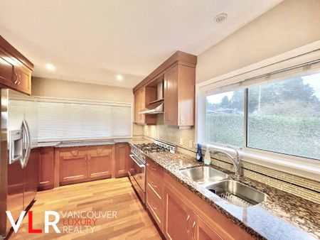 House in North Vancouver, BC - Photo 3