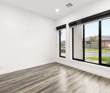 Modern & Bright with Compact Comfort! - Photo 4