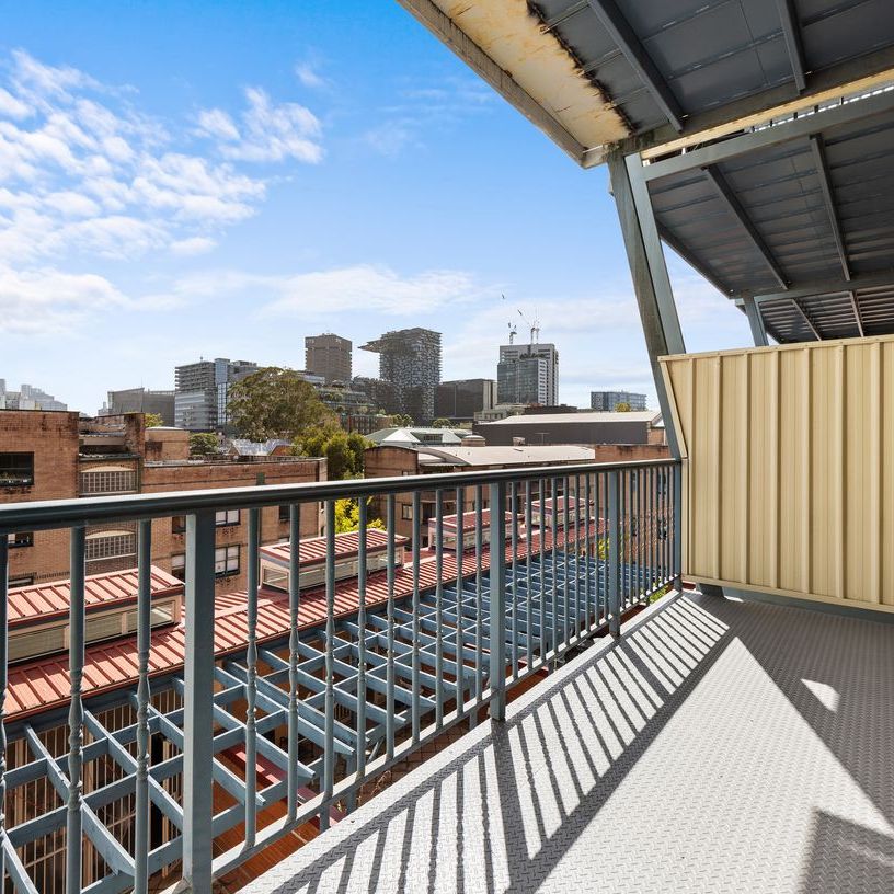 Modern Furnished One Bedroom Apartment in the Heart of Chippendale - Photo 1