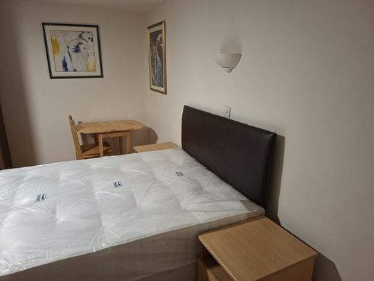 Room in a Shared Flat, Pine Rd, NW2 - Photo 1