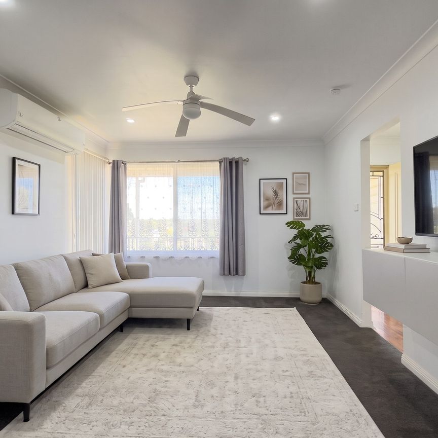 CHARMING & COMFORTABLE FAMILY HOME! - Photo 1