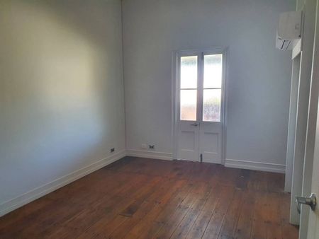 Large 3 Bedroom Queenslander For Rent - Photo 4