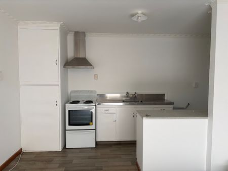 Cozy two bedroom rear unit - Photo 3