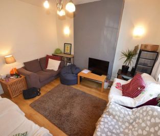 3 bedroom House in Hyde Park, Leeds - Photo 6