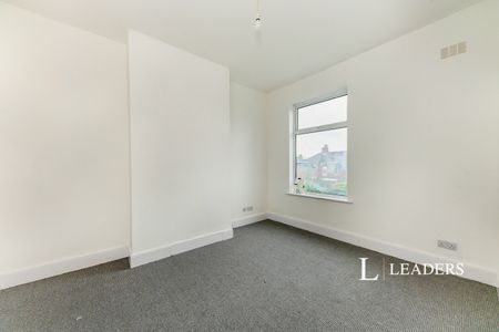 3 bedroom house to rent Hainton Avenue, Grimsby, DN32 - Photo 5