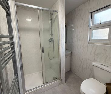 Self contained studio flat ideal for single person- £1200 inclusive - Photo 5