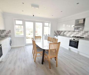 Room @ Saxon Drive, W3 - Photo 4