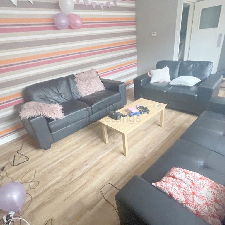 7 Bedroom Flat - Photo 1