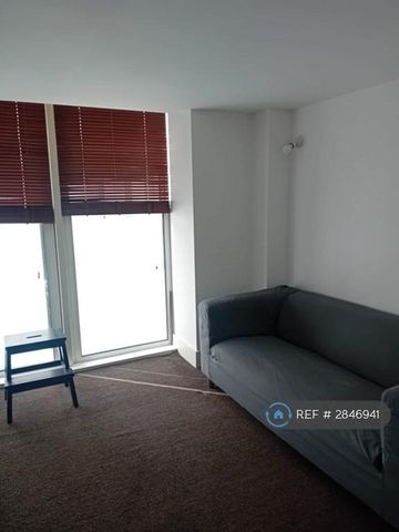 1 bedroom in a flat share to rent - Photo 2