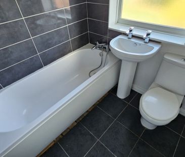 3 bed Semi-Detached - To Let - Photo 4