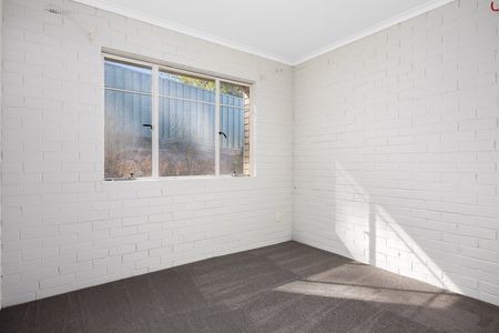 Neat 2 Bedroom Unit in Prime Flora Hill Location - Photo 2