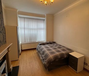 Room in a Shared House, Ellesmere Road, B8 - Photo 1