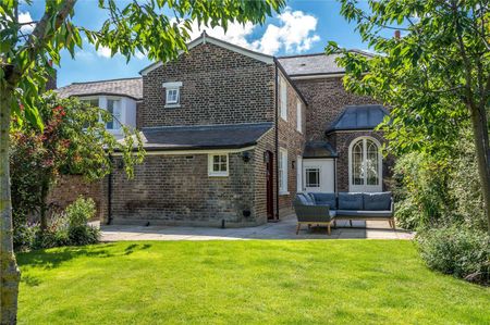 A beautiful Georgian double fronted family home, which has been refurbished to exacting standards, with many period features and a stunning garden. - Photo 5