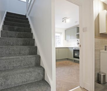 Price £2,500 pcm - Available Now - Part Furnished - Photo 6