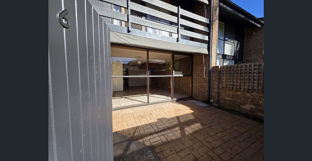 Perfectly presented lifestyle townhouse in prime location - Photo 1