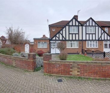 Bedford Crescent, Enfield EN3, London - Photo 1