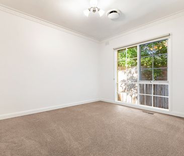 IMMACULATE, LIGHT FILLED THREE BEDROOM HOME - Photo 2