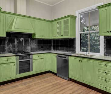 Beautiful 1919 built Queenslander - Photo 3
