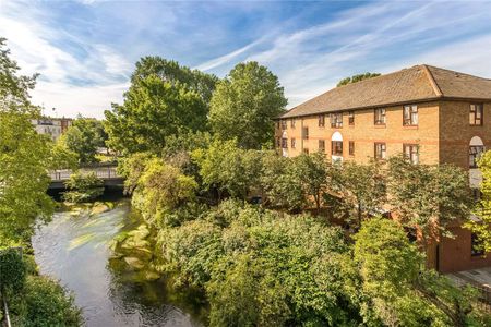 A lovely and bright two bedroom two bathroom flat in a converted warehouse development. - Photo 2