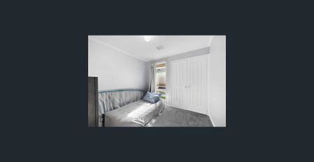 Bright and Spacious Family Home in a Convenient Location - Photo 5