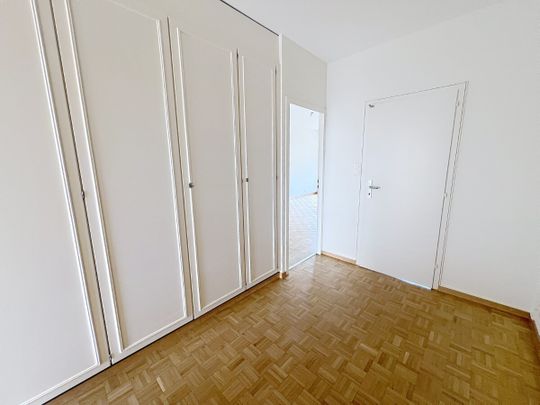 Appartement spacieux de 5 pièces, entièrement rénové, avec en sus un parking intérieur à CHF 200.- /mois. - Foto 1