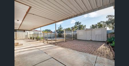 Attractive, Spacious and Well-Maintained 4 Bedroom House! - Photo 4