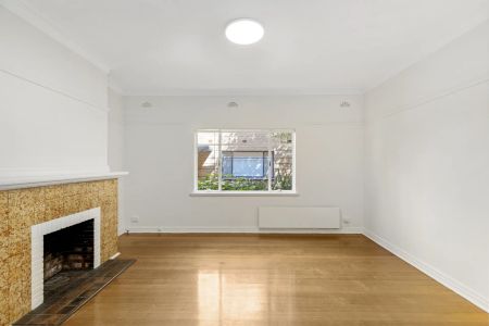 Charming Renovated Two-Bedroom Apartment in Prime St Kilda Location - Photo 4