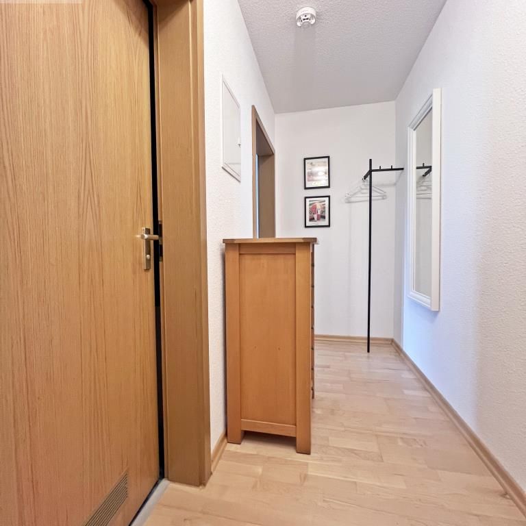 Möblierte und lichtdurchflutete 2-Zimmer-Wohnung mit Sonnenbalkon in der Reichenauer Waldsiedlung - Foto 1