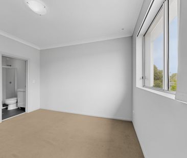 Modern, Bright and Spacious two-bedroom Unit (Contact Nassif 0412 4... - Photo 2