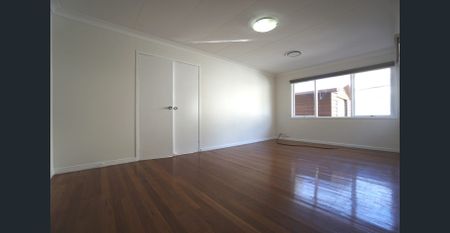 Comfortable Family Home - Photo 2