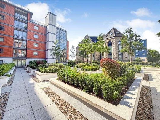 Holland Gardens, Brentford, TW8 - Photo 1