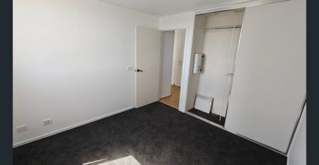 Ultra-Convenient 2 Bed, 2 Bath with Parking & Rooftop Views - Photo 2