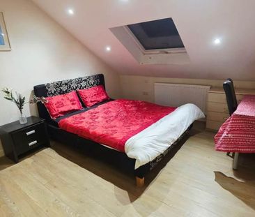 1 bedroom in a house share to rent - Photo 2