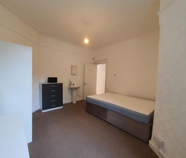 5 bedroom semi-detached house to rent - Photo 2