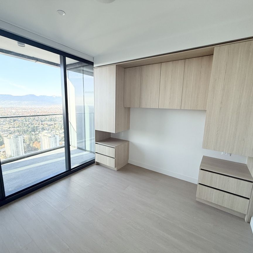 Stunning View! JR Two Bedroom Sub Penthouse in Metrotown with Parking and Storage - Photo 1