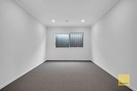 Modern Living with Space and Style - Photo 4