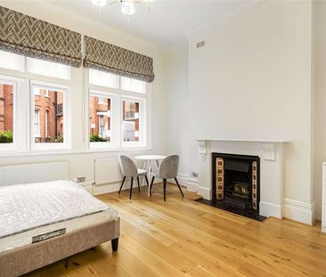 A studio apartment in a classic period building on Egerton Gardens,... - Photo 6