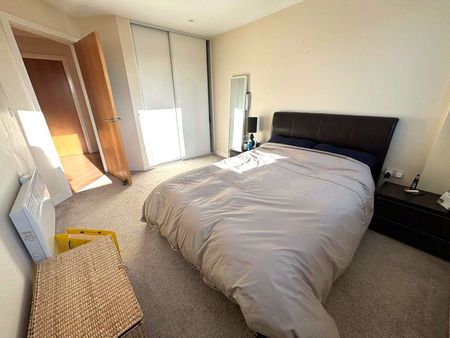 Available 5th Jan | Parking included! | Viewing recommended! | Furnished Two Double Bedroom Apartment | Private Balcony with City views | Located on the 4th floor The Quartz Development - Photo 4