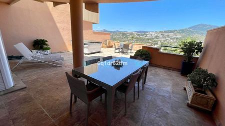 Ground Floor Apartment for rent in Nueva Andalucia - Photo 4